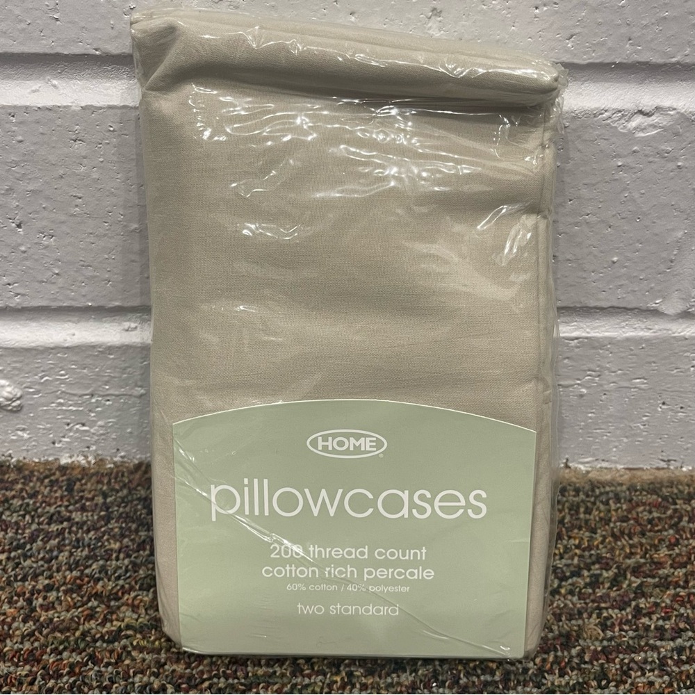 NIB Pair of Home 200 Thread Count Cotton Rich Percale Pillowcases